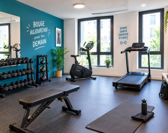 Salle-de-sport-moderne-et-lumineuse